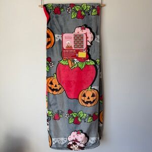 New Strawberry Shortcake 50x70 Halloween Grey Throw Blanket Pumpkin Cute